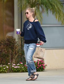 Christina Applegate feet photo thumbnail