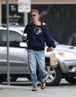 Christina Applegate feet photo thumbnail