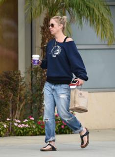 Christina Applegate feet photo thumbnail