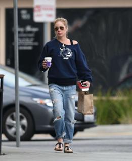 Christina Applegate feet photo thumbnail