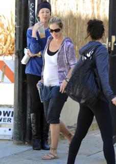Christina Applegate feet photo thumbnail