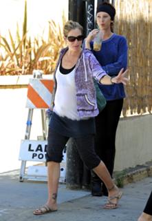 Christina Applegate feet photo thumbnail