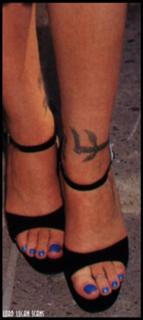 Christina Applegate feet photo thumbnail
