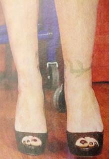 Christina Applegate feet photo thumbnail