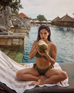 Christina Bompa feet photo thumbnail