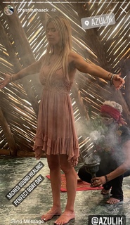 Christina Hall feet photo thumbnail