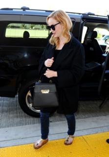 Christina Hendricks feet photo thumbnail