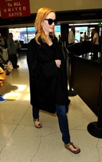 Christina Hendricks feet photo thumbnail