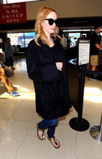 Christina Hendricks feet photo thumbnail