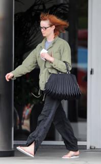 Christina Hendricks feet photo thumbnail