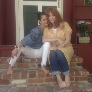 Christina Hendricks feet photo thumbnail