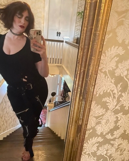 Christina Hendricks feet photo thumbnail
