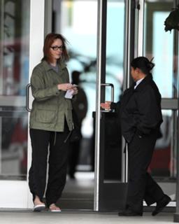 Christina Hendricks feet photo thumbnail