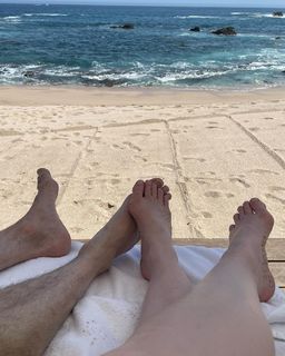 Christina Hendricks feet photo thumbnail
