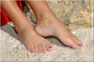 Christina Model feet photo thumbnail