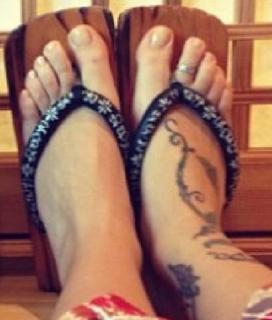 Christina Perri feet photo thumbnail