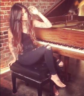 Christina Perri feet photo thumbnail