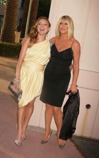 Christine Lakin feet photo thumbnail