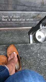 Christine Lakin feet photo thumbnail