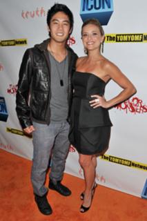 Christine Lakin feet photo thumbnail