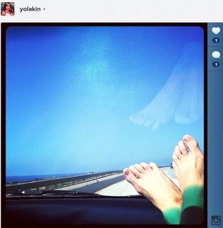 Christine Lakin feet photo thumbnail