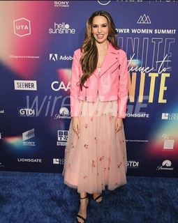 Christy Carlson Romano feet photo thumbnail