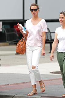 Christy Turlington feet photo thumbnail