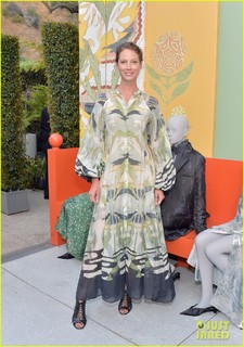 Christy Turlington feet photo thumbnail