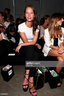 Christy Turlington feet photo thumbnail