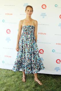 Christy Turlington feet photo thumbnail