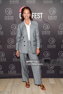 Christy Turlington feet photo thumbnail