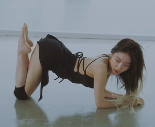 Chung-ha Kim feet photo 2