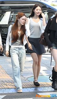 Chung-ha Kim feet photo 2