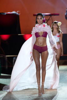 Cindy Bruna feet photo 5