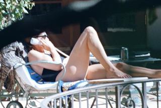 Cindy Crawford feet photo thumbnail