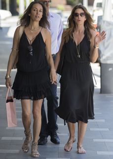 Cindy Crawford feet photo thumbnail
