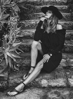 Cindy Crawford feet photo thumbnail