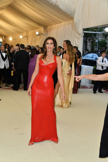 Cindy Crawford feet photo thumbnail