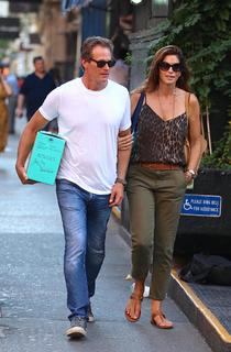 Cindy Crawford feet photo thumbnail