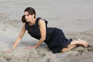 Cindy Crawford feet photo thumbnail
