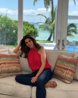 Cindy Crawford feet photo thumbnail