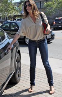 Cindy Crawford feet photo thumbnail