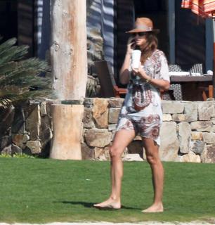 Cindy Crawford feet photo thumbnail