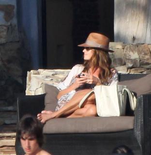 Cindy Crawford feet photo thumbnail