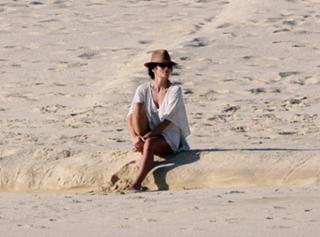 Cindy Crawford feet photo thumbnail