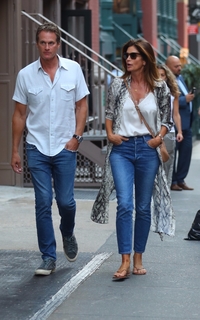 Cindy Crawford feet photo thumbnail