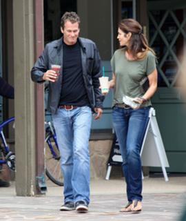 Cindy Crawford feet photo thumbnail