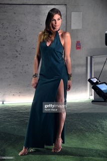 Cindy Crawford feet photo thumbnail