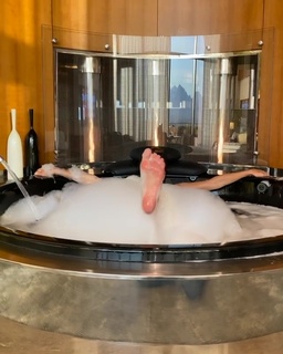 Cindy Crawford feet photo thumbnail