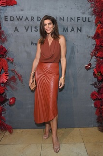 Cindy Crawford feet photo thumbnail